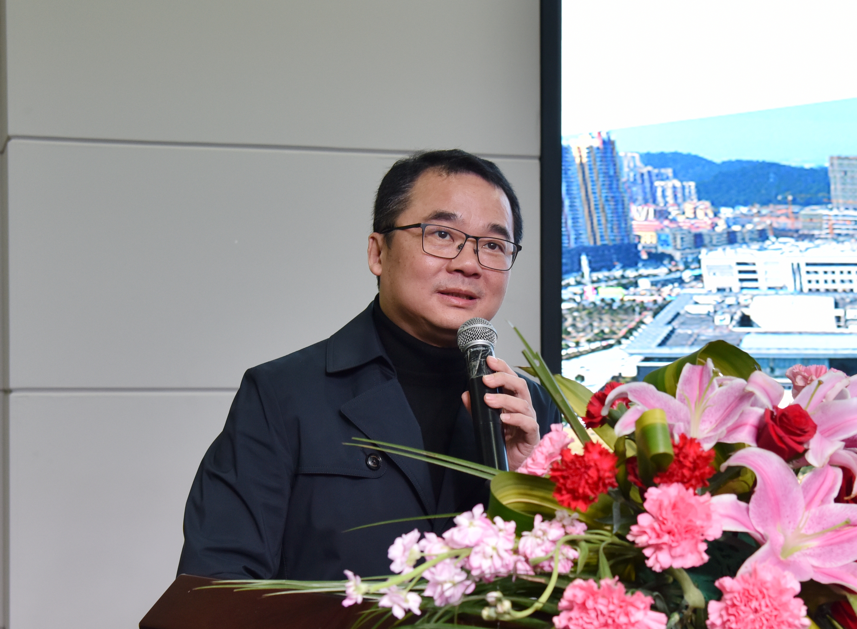 宜春市宜阳新区党工委书记龚向东介绍宜春市大数据产业发展规划愿景