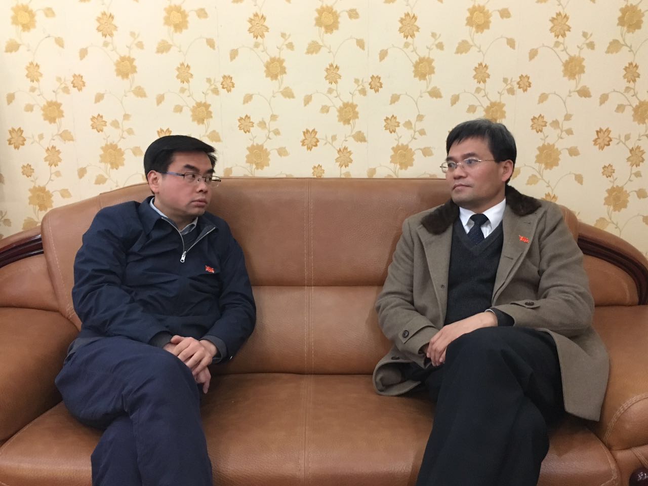 宜丰县委书记张俊与校长李雪南亲切交流