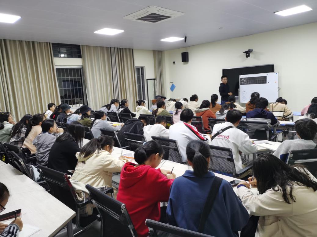 丰富实践形式强化师范技能训 ——我校开展钢笔字,粉笔字书法培训系列