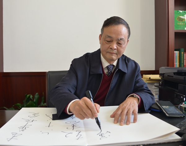 校党委书记肖华茵专程拜访原宜春学院党委书记王晓春