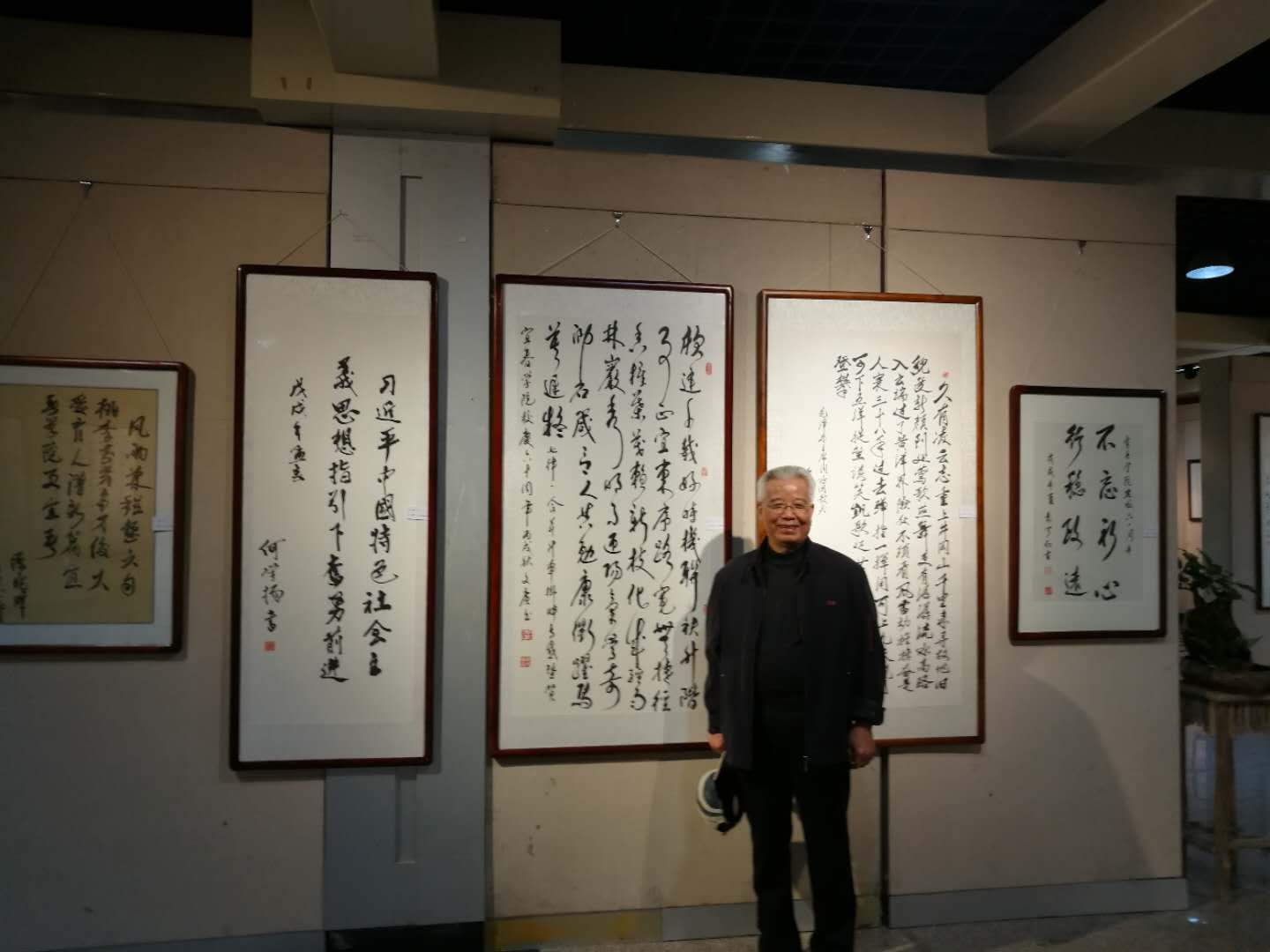宜春学院第二届校友书画展"翰墨庆甲子,光影寓深情"在我校艺术楼一楼