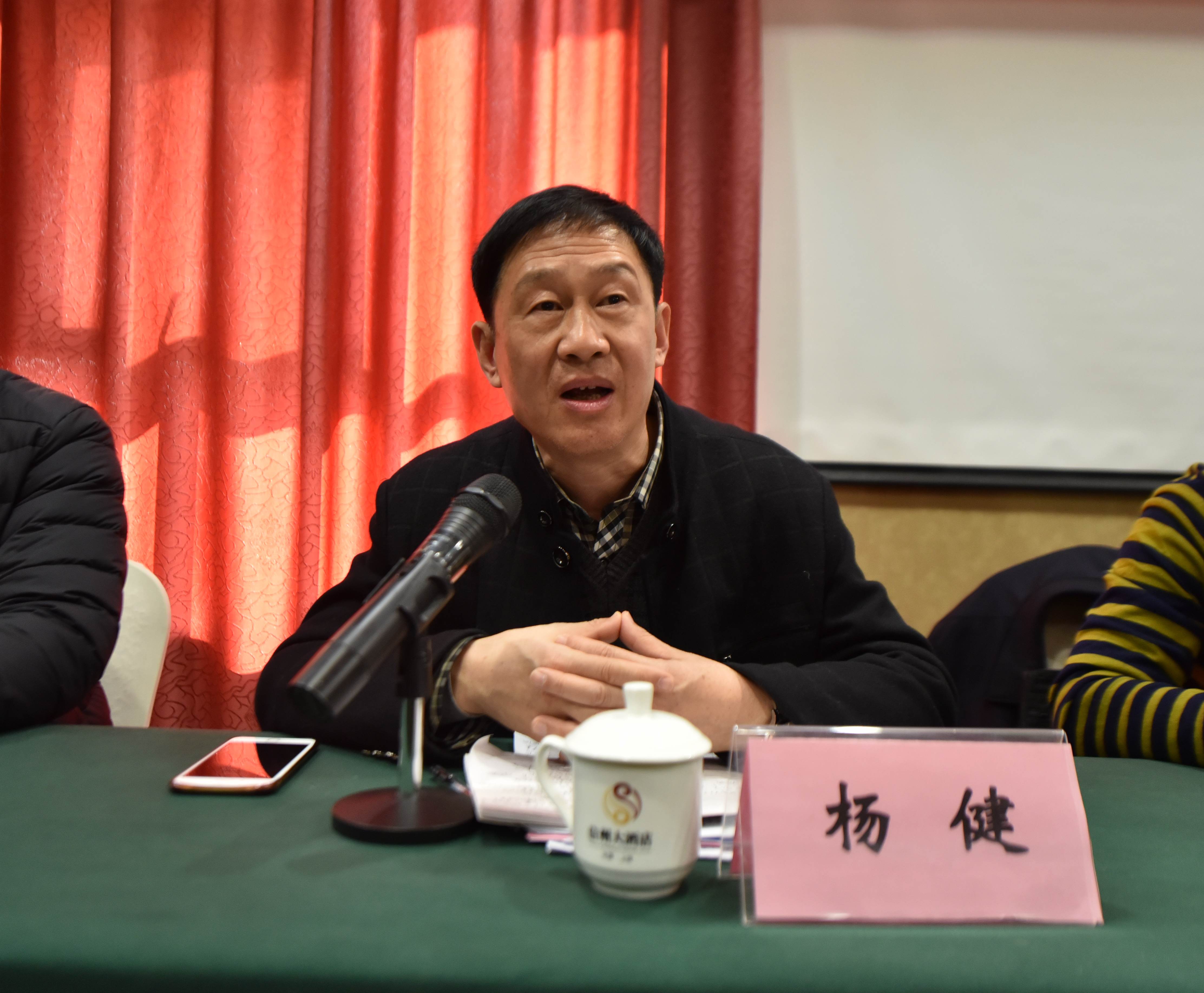 江西高校校报研究会常务副理事长,宜春学院党委宣传部部长杨健主持