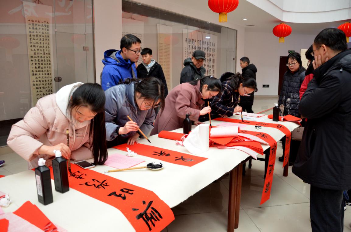 大爱迎春——我校举行为全校教职工书赠春联活动