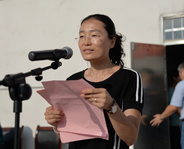 仪式上,教师代表政法学院陈琳琳老师以朴实的话语将大学全新的学习