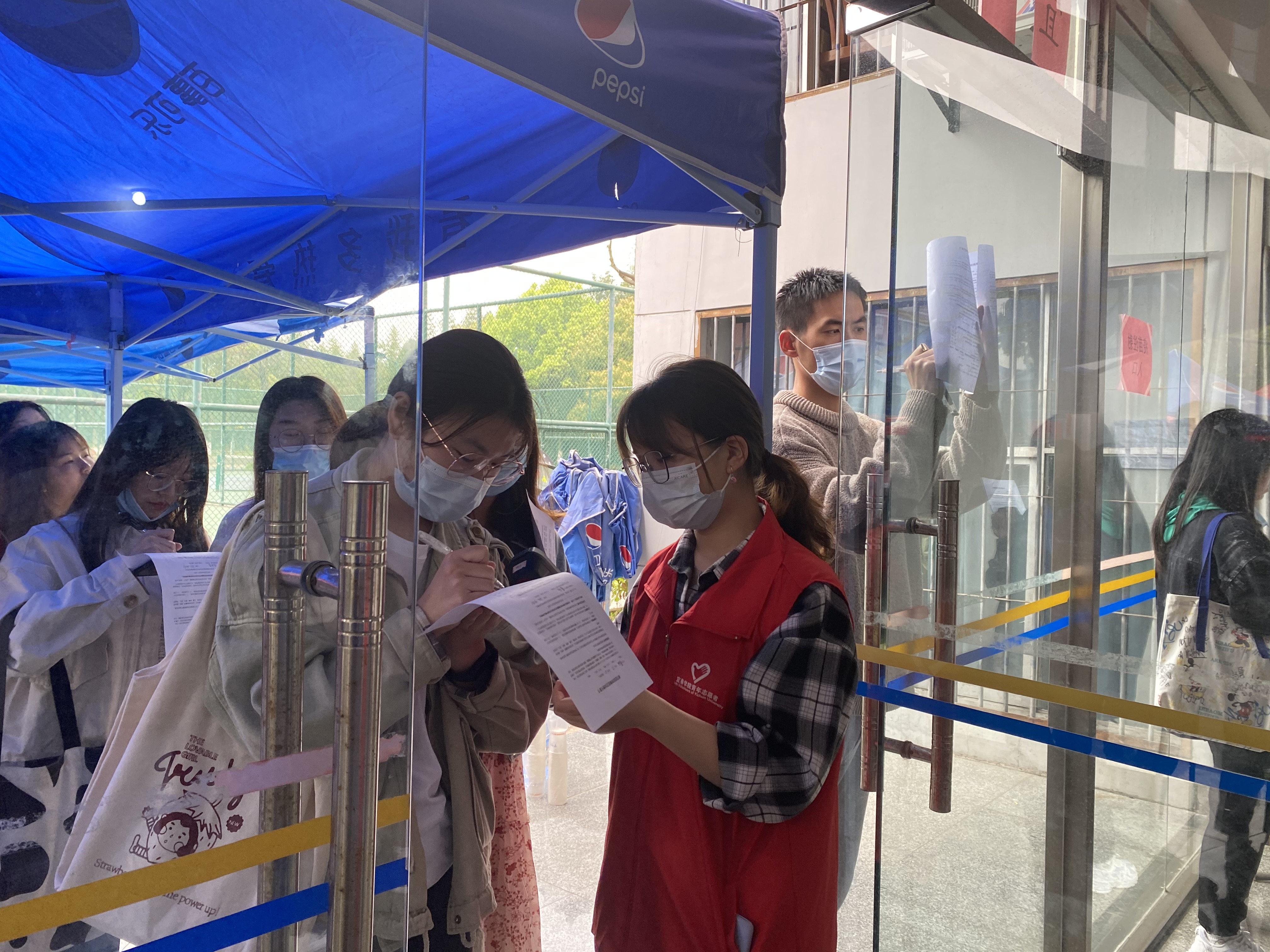 800余名沁湖青年志愿者服务我校疫苗接种工作