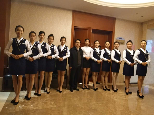 副校长李明斌与礼仪队合影