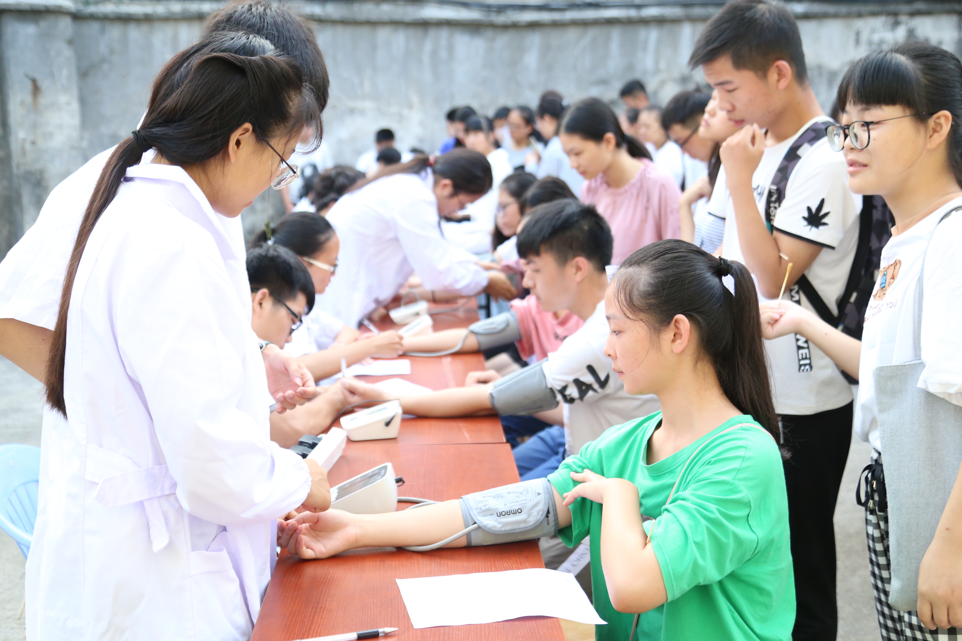 经管学院组织2018级新生进行体格检查