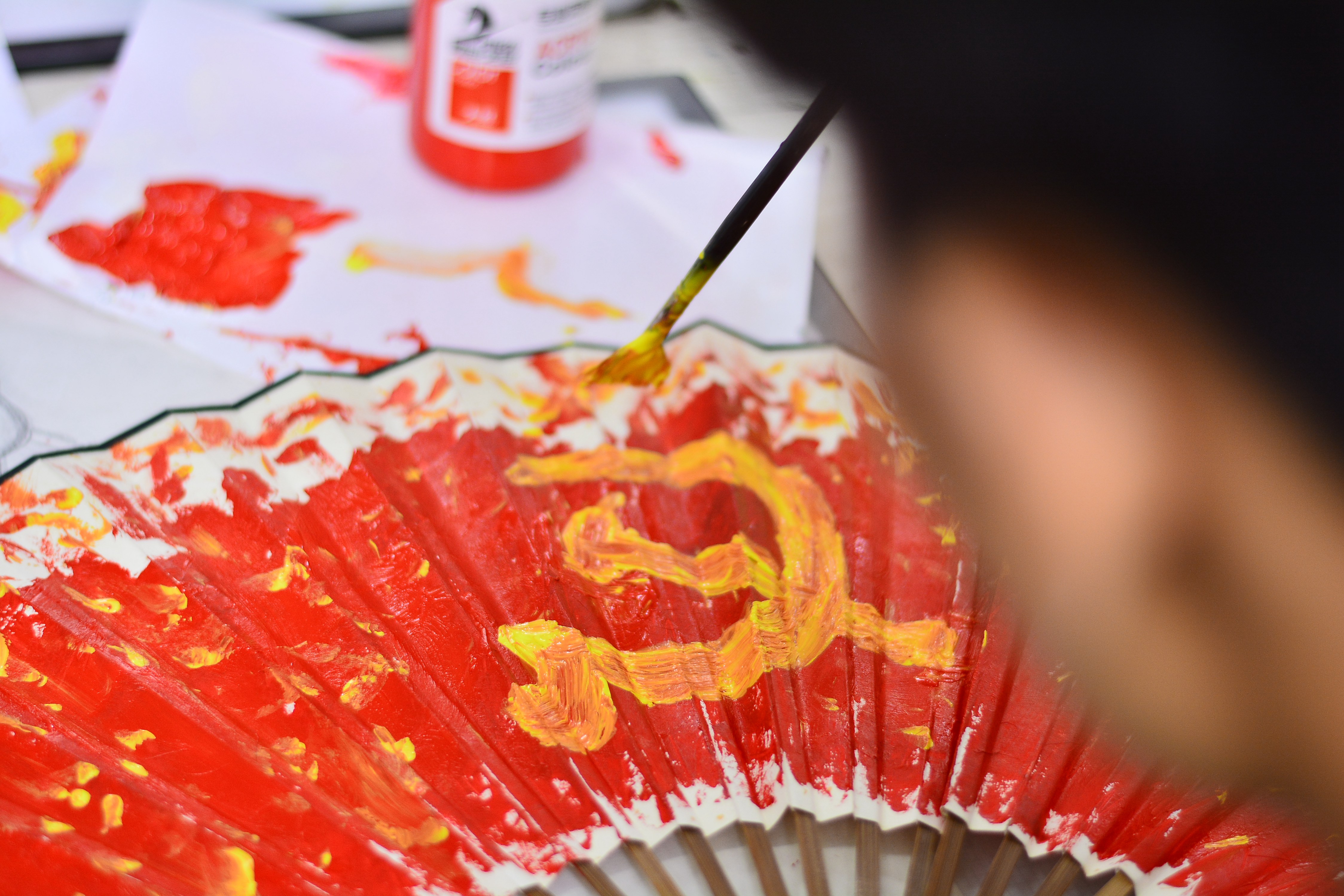 宜春学院大学生党员绘制"党旗扇"献老乡 引发众多媒体关注