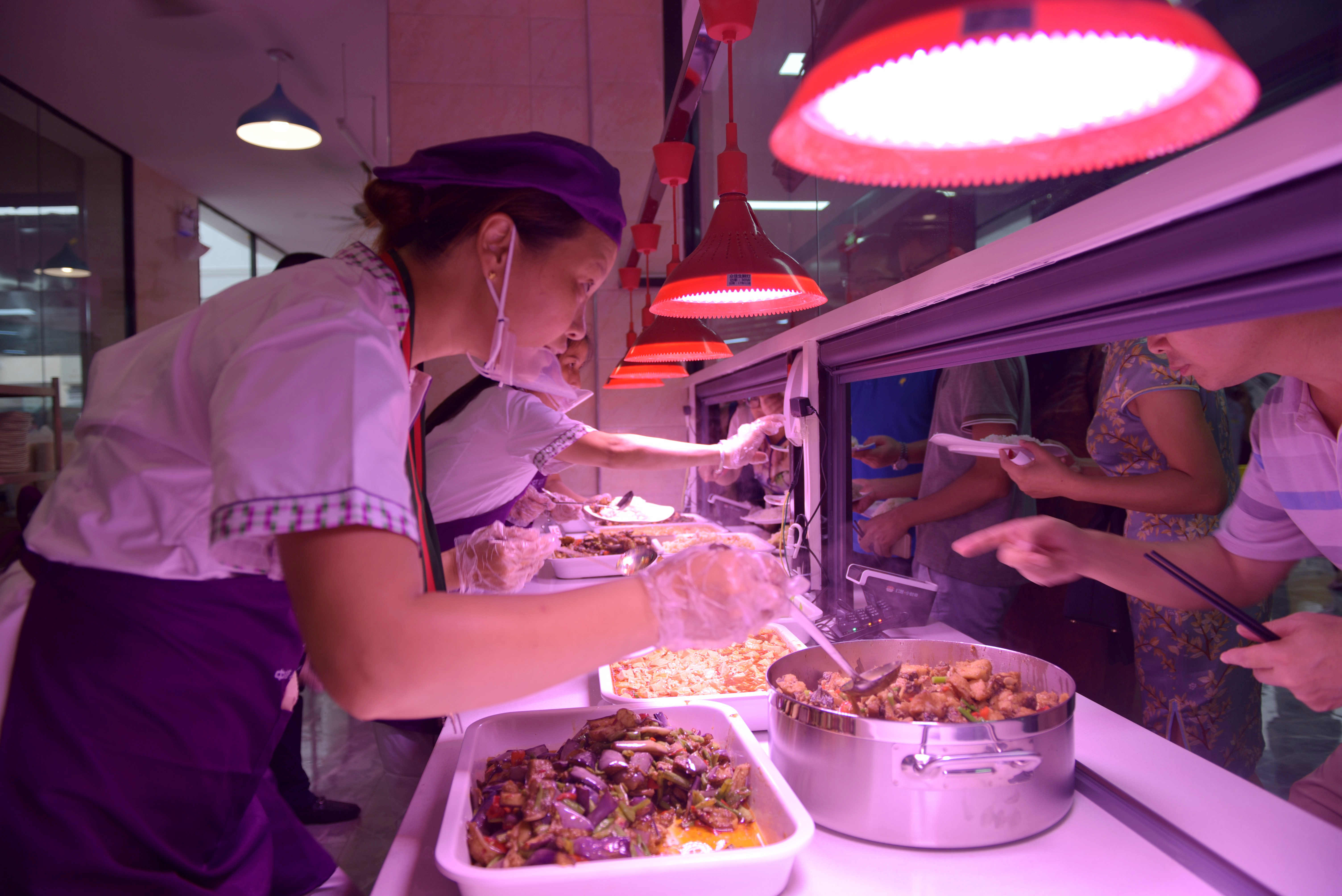 随着暑期结束,学校食堂焕然一新,瞬间传遍了宜春学院人的朋友圈.