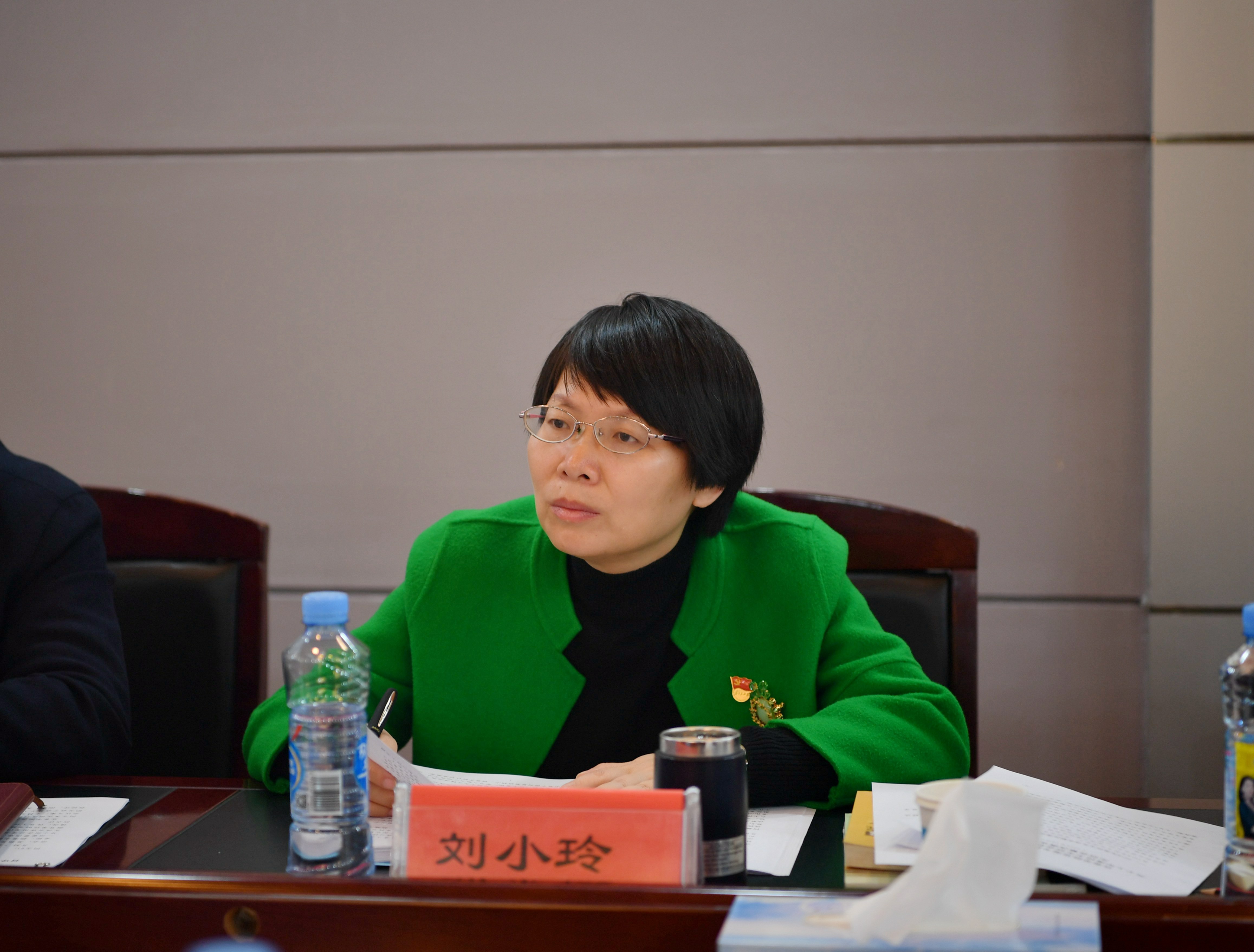 省委第六巡回指导组组长陈松远到会指导并讲话,副组长刘小玲,联络员