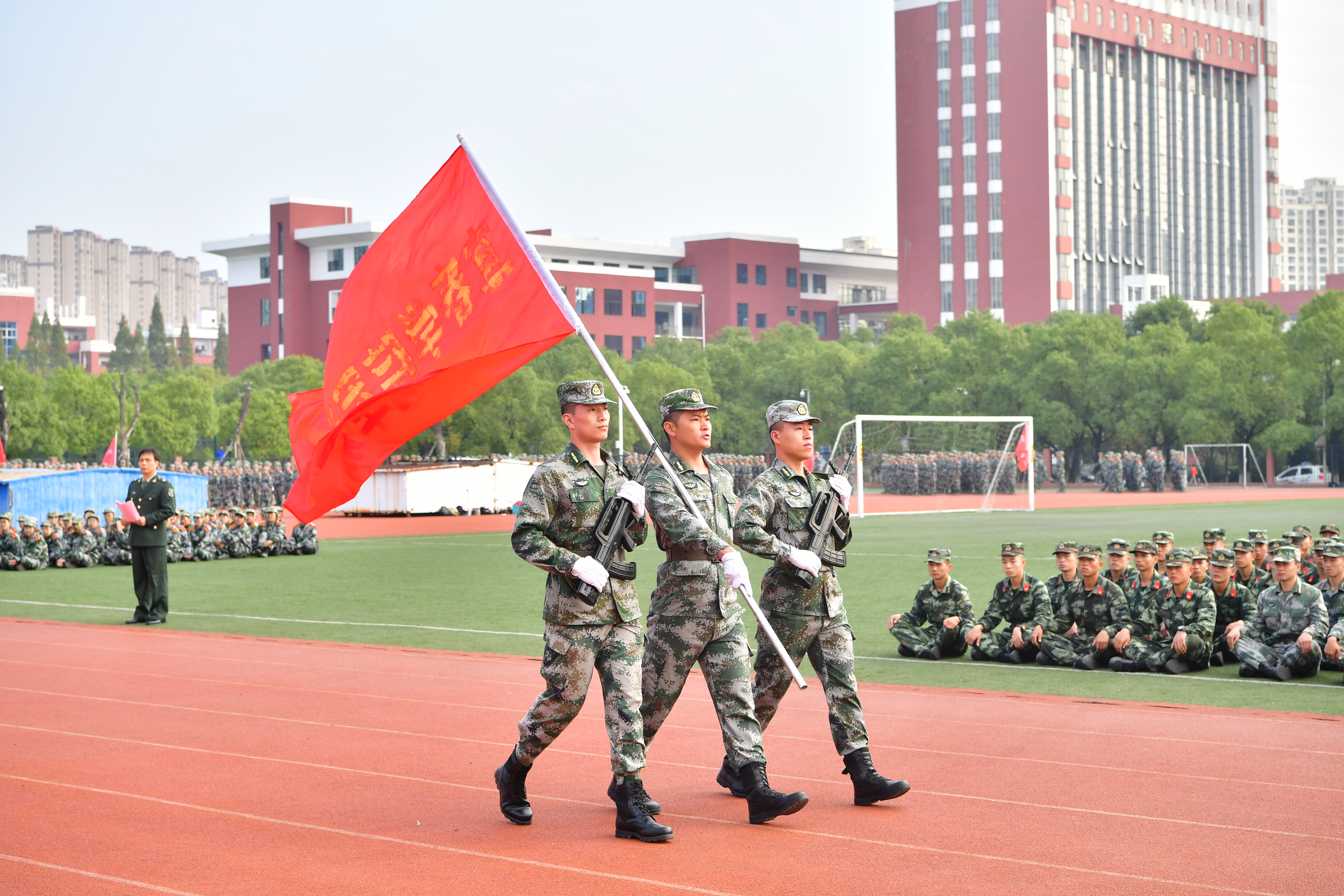 中间举旗者为王其盛