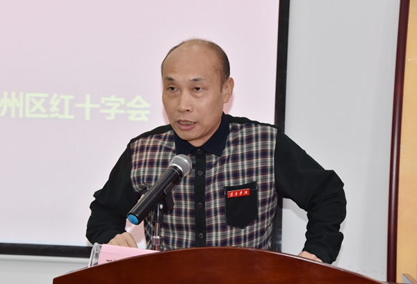 王璜为林伟鑫同学颁发了"宜春学院博爱荣誉证书,陈爱红为林伟鑫送上