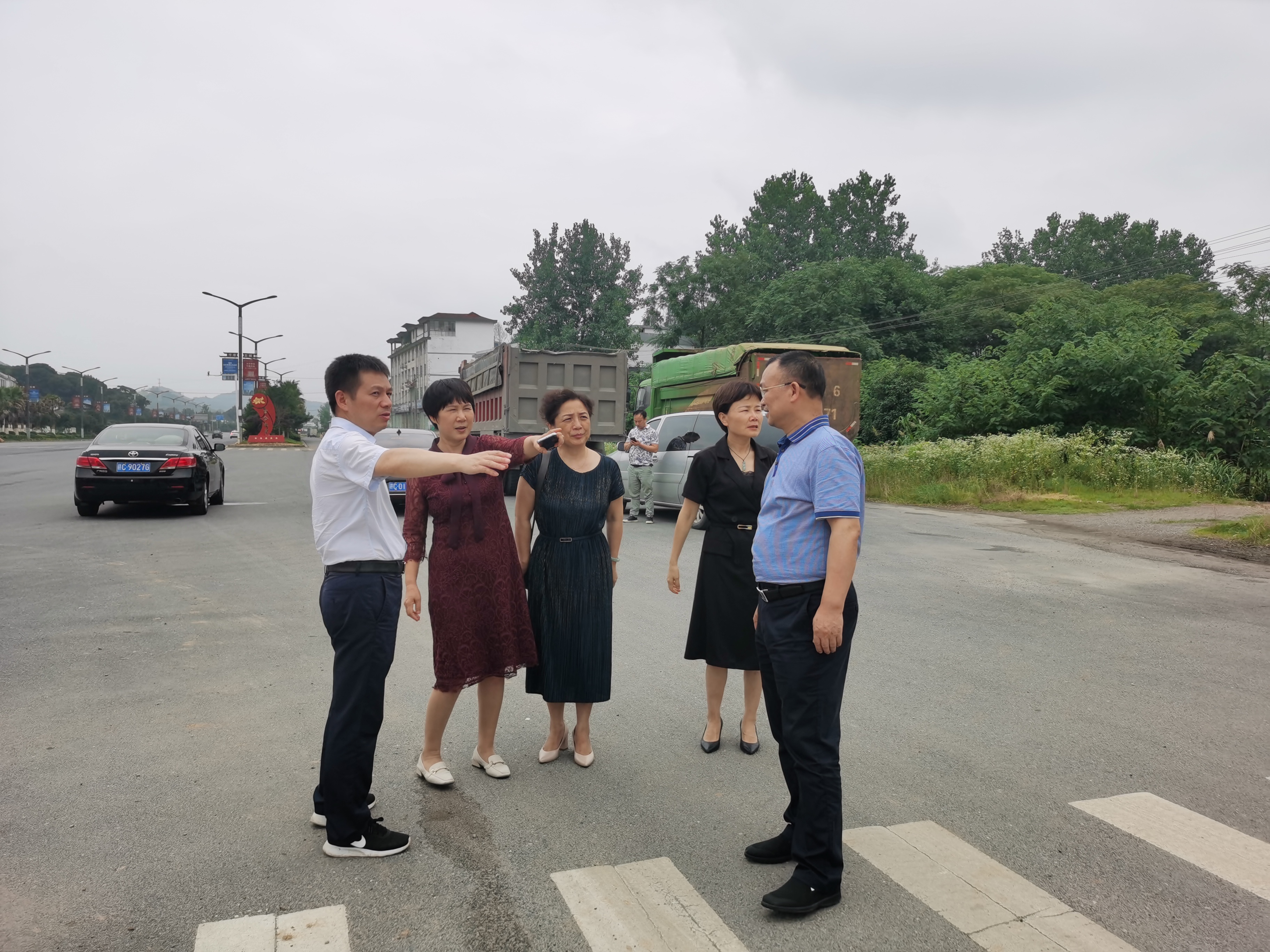 座谈交流前,万载县副县长袁常青陪同校领导