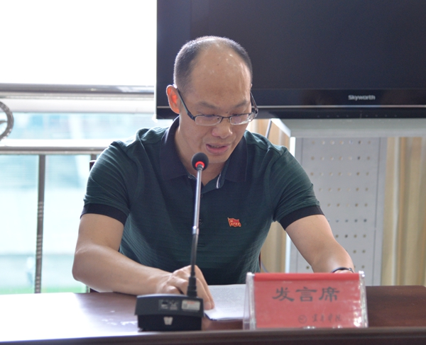 驻贫困村第一书记,政法学院郑利华代表先进个人进行了发言