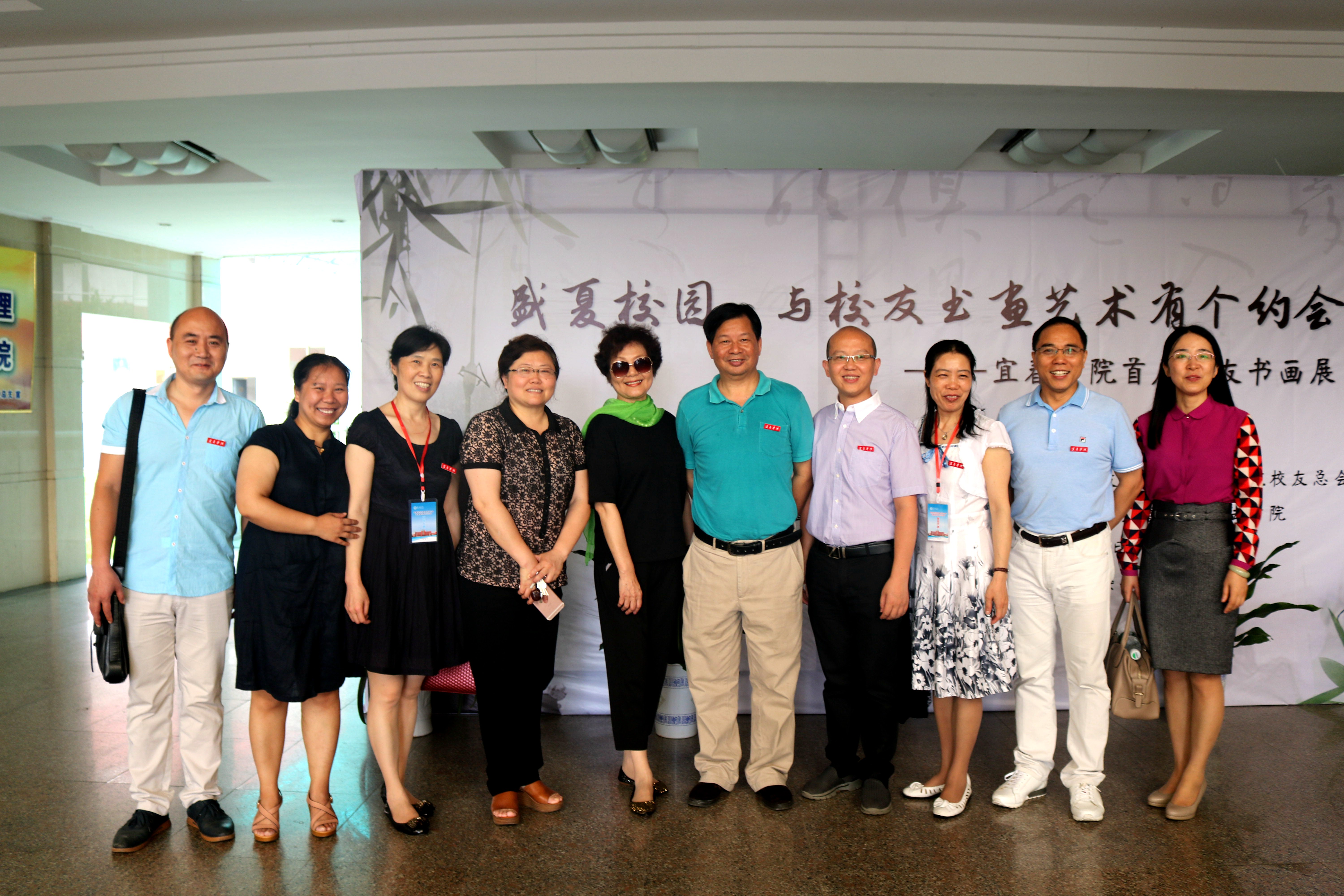 各界校友回母校参观 书画展,校史馆勾起校友深深回忆