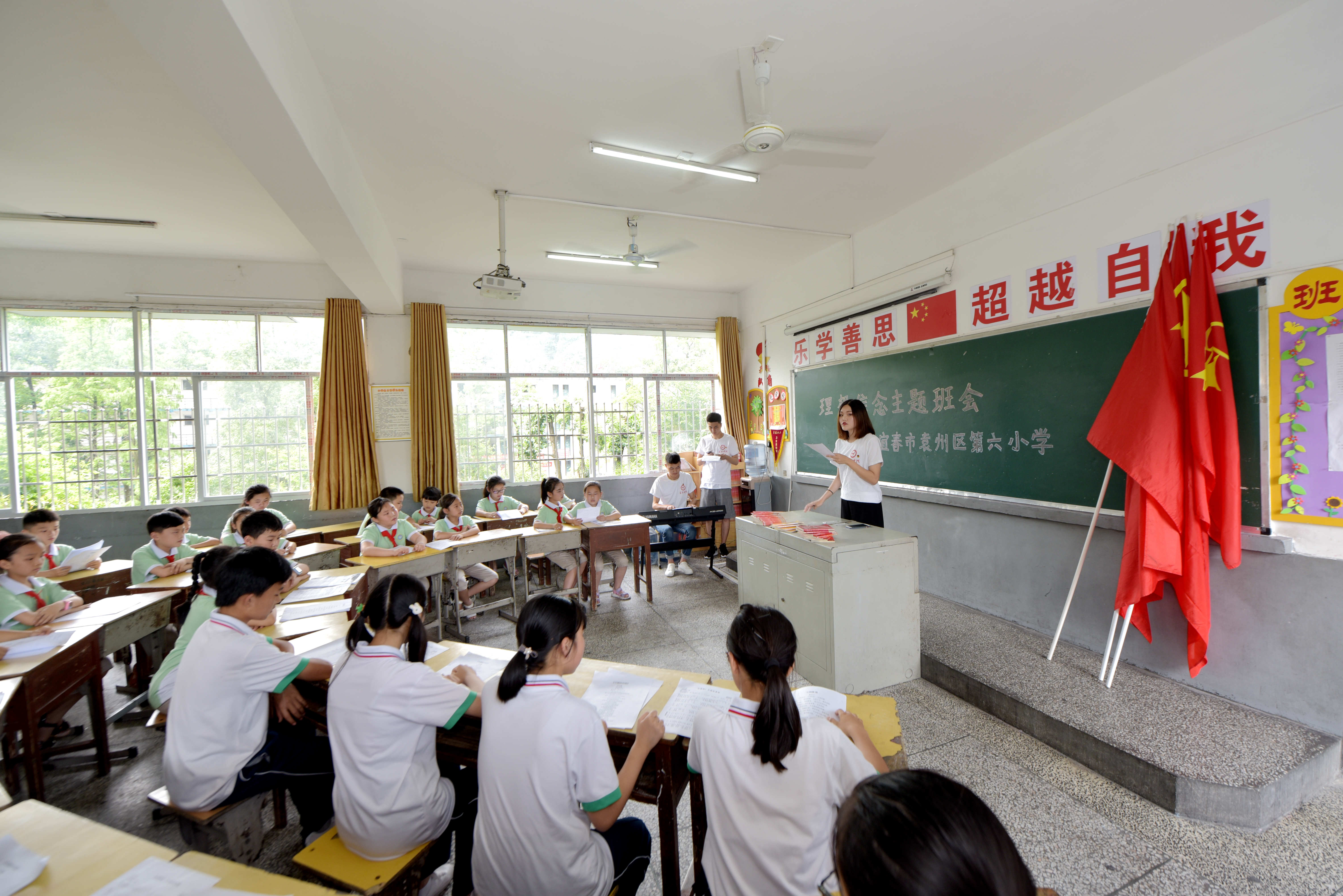 一堂特殊的主题班会课 ——宜春学院学生党员和青少年畅谈理想信念,共