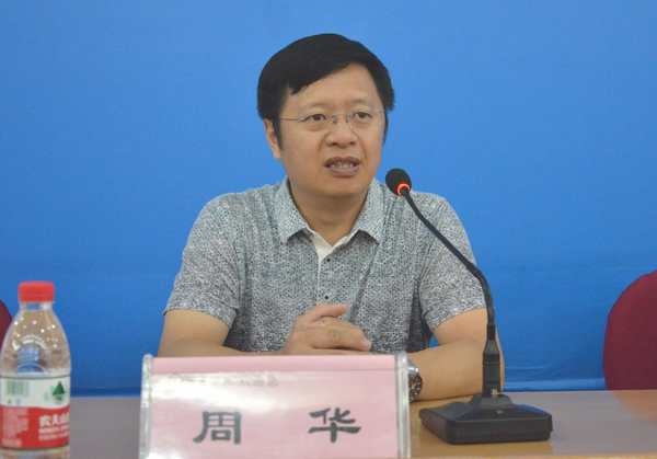 教师代表张连福,学生代表万川分别上台发言.