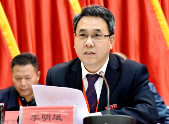 副校长李明斌宣读表彰名单