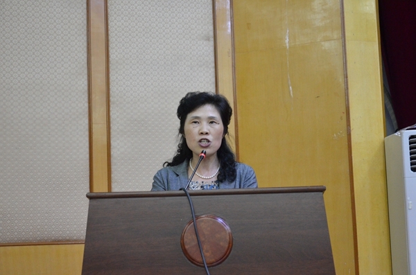 李菊花介绍学校基本情况