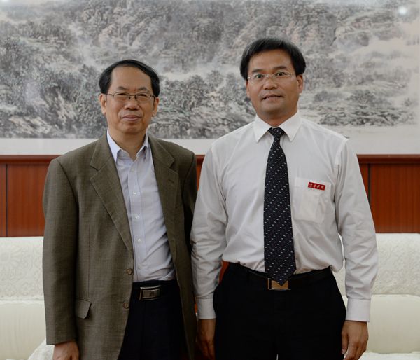 讲座开始前,李雪南校长为陈平原教授颁发了"宜春学院名誉教授聘书".