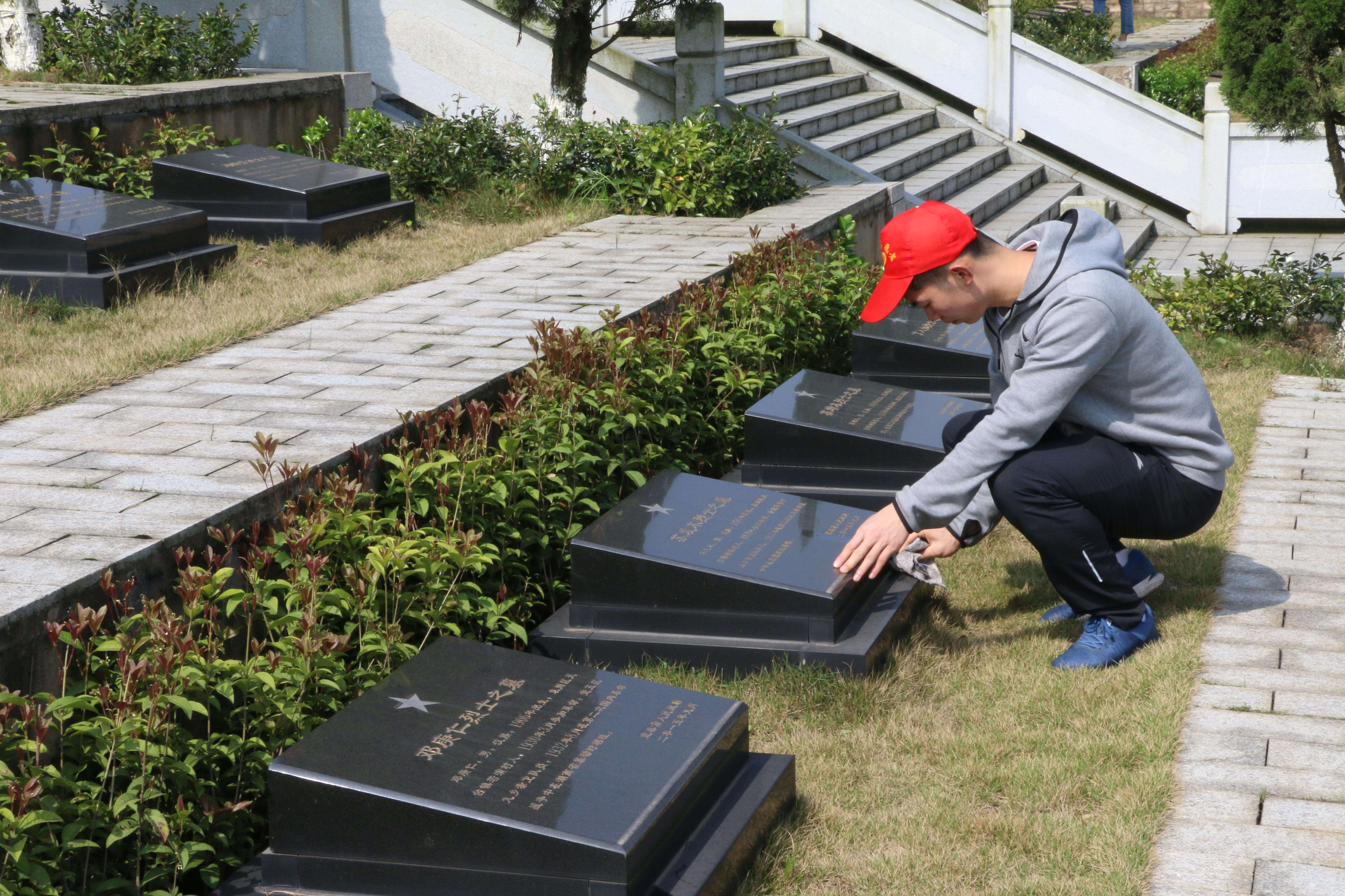 英雄足迹,弘扬民族精神——体育学院青年志愿者协会赴松鹤陵园祭奠