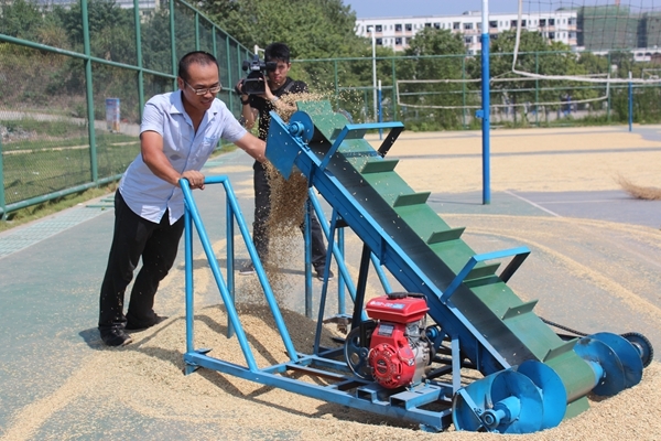 熊守浪发明的第一台晒场谷物装袋机