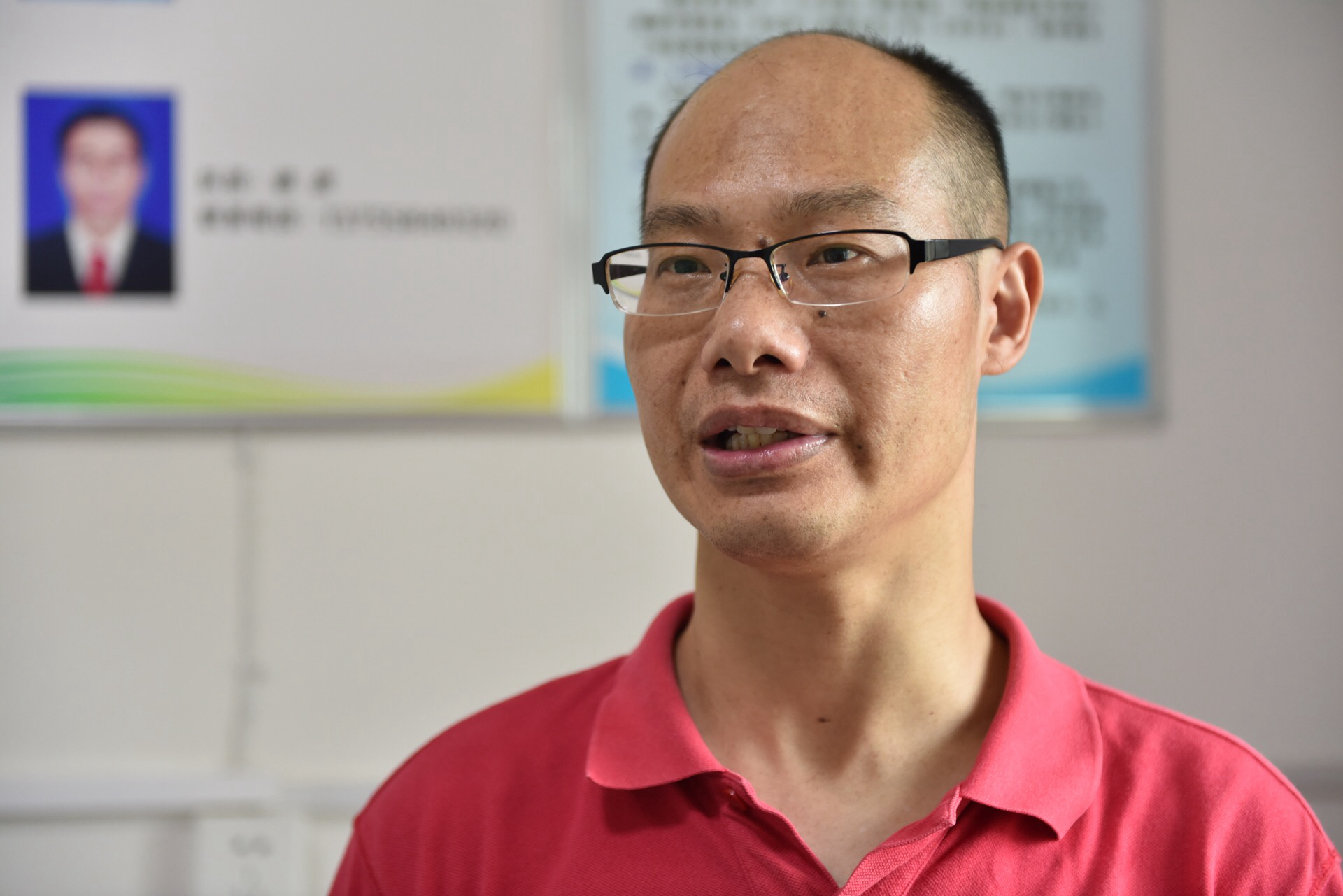 【献礼建党96周年】贫困村的"眼镜书记"——宜春学院教师党员郑利华用