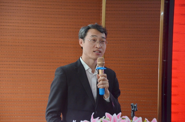 尹雪斌教授对《我们的未来的农业——功能农业》做了演讲,他从什么是