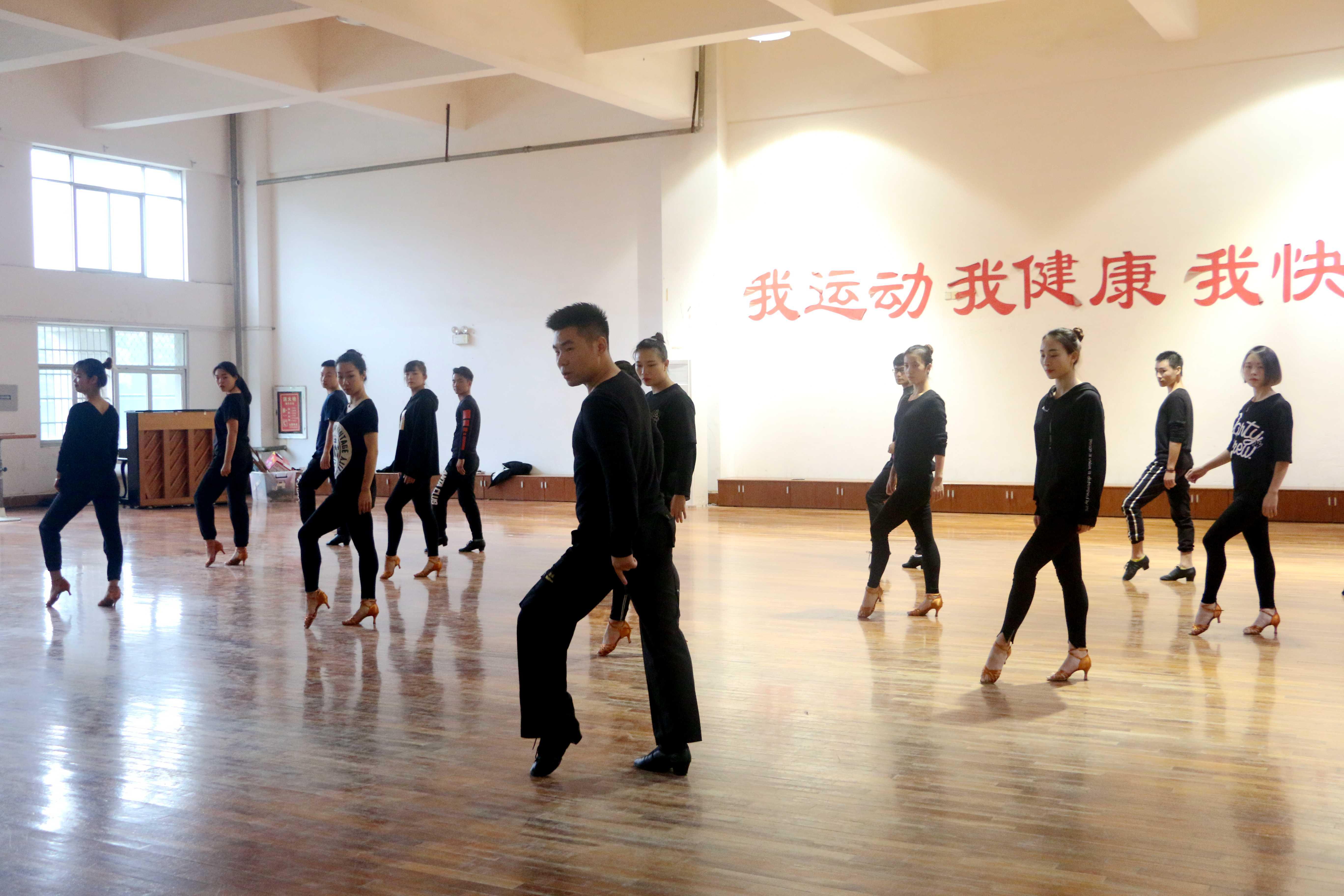 图为体育舞蹈教师认真授课现场