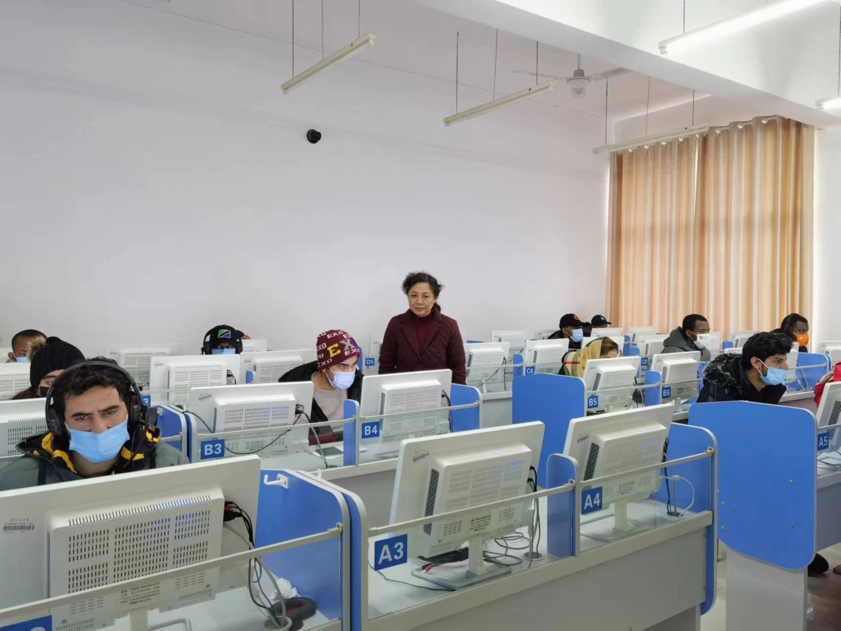 校领导深入HSK考场指导