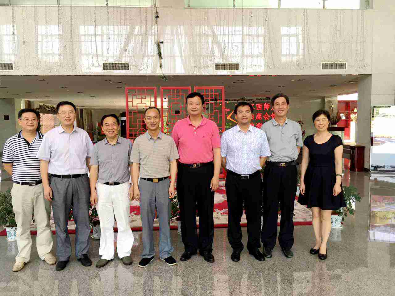 学校主要领导亲切看望校友