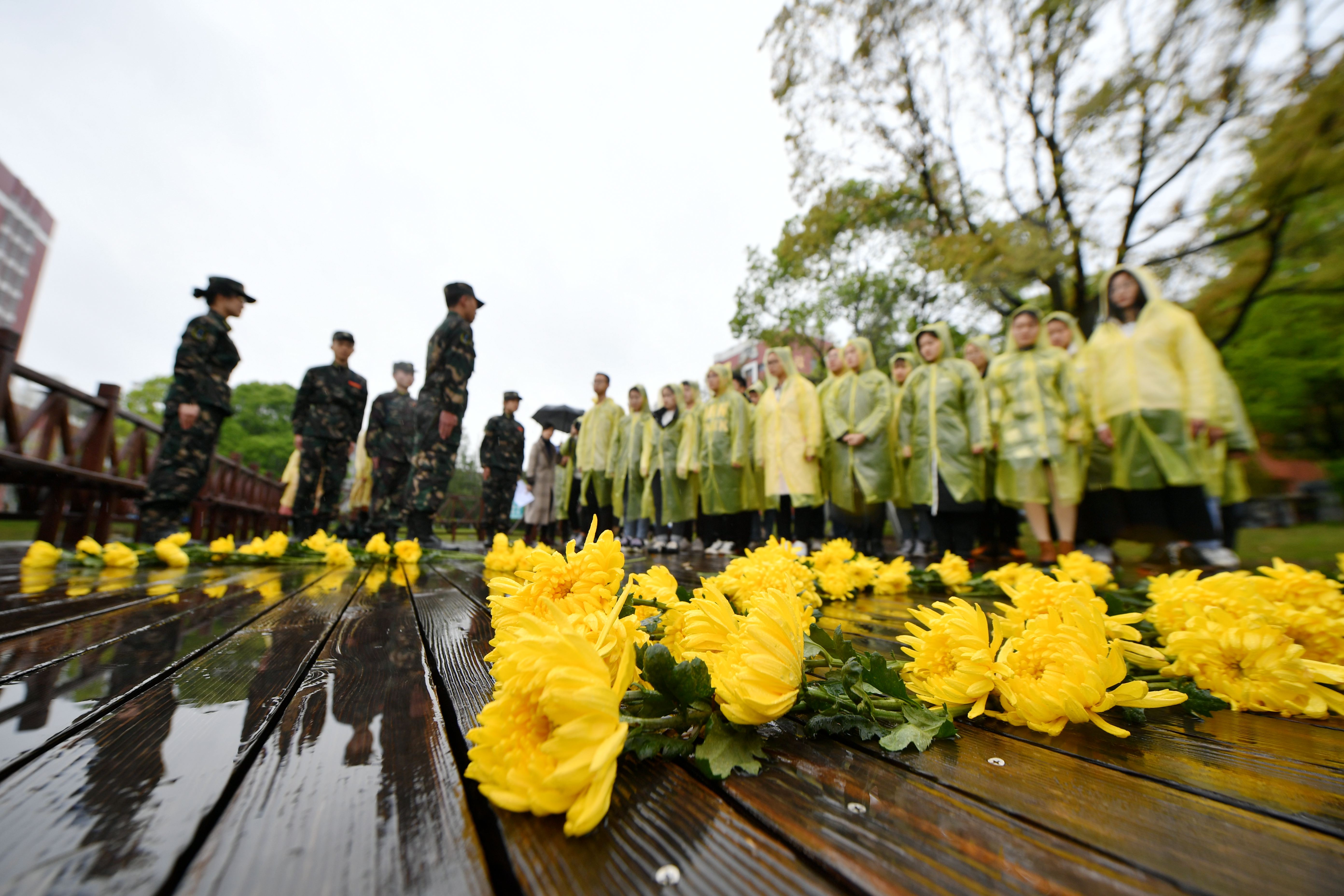 "我的战友 你永远在我心中" 宜春学院青年大学生自发组织悼念凉山木里